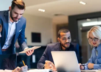 11 Reasons You Can’t Afford to Skip LinkedIn Ads in 2025 (SEO Edition)