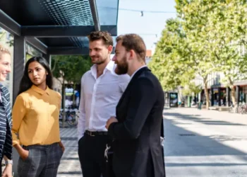 How LinkedIn Ads, Sales Navigator, and Email Work Together to Win Big in B2B Sales